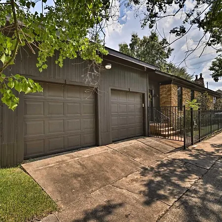 Eclectic Houston Home With Hot Tub Less Than 4 Mi To Dtwn!-2