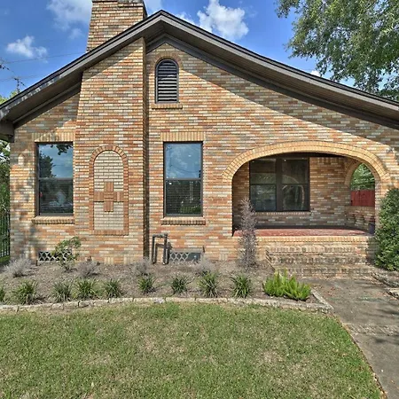 Eclectic Houston Home With Hot Tub Less Than 4 Mi To Dtwn!-3