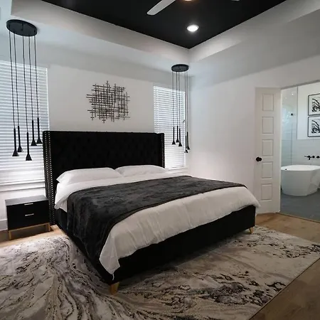 Pet Friendly Stylish 4 Bedroom Home Close To All-3
