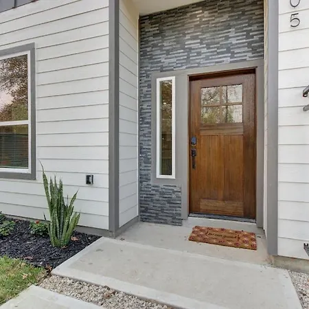 New Luxurious Double-Story Home Located In Highland Heights-3