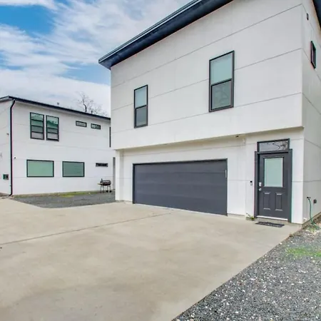 Modern 2 Bedroom 2 Bathroom Near Downtown Houston-3