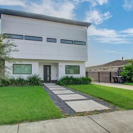 Modern 4 Bedroom 4 Bathroom Near Downtown Houston-2
