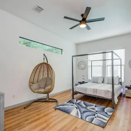 Modern 4 Bedroom 4 Bathroom Near Downtown Houston-3