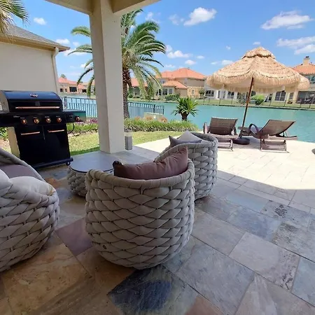 Luxury House/1 Bedroom/1.5 Pvt Master Bathroom-3