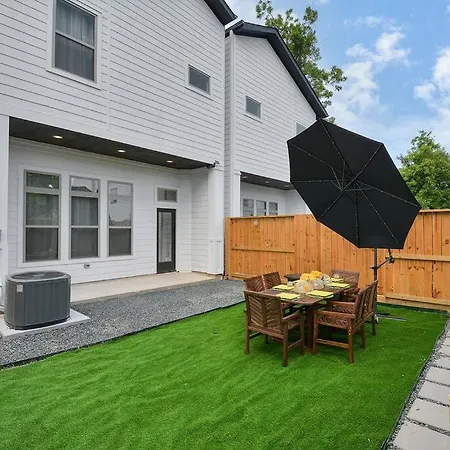 Blissful Getaway Home With Hot Tub & Backyard Near Downtown-3