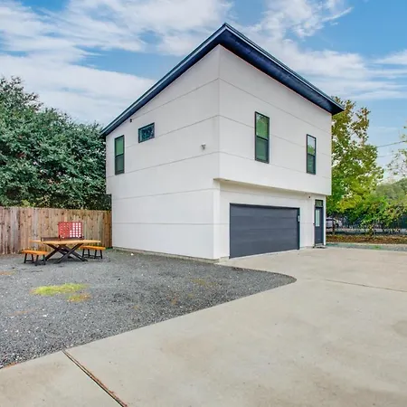 Modern 6 Bedroom Smart Home Near Downtown Houston-2