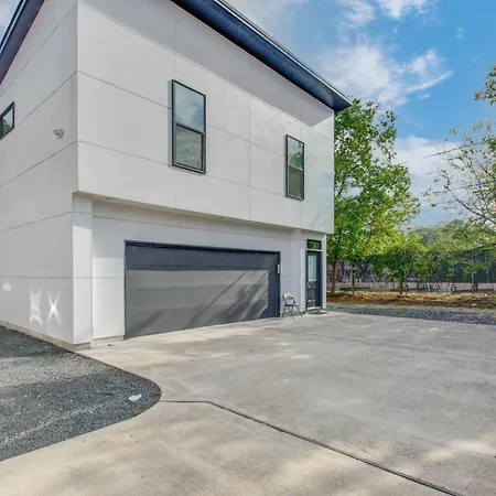 Modern 6 Bedroom Smart Home Near Downtown Houston-3