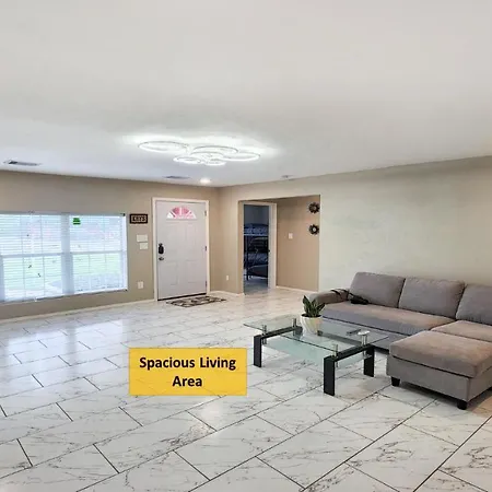 Private Lux 3 Bedroom House Near City Center-3