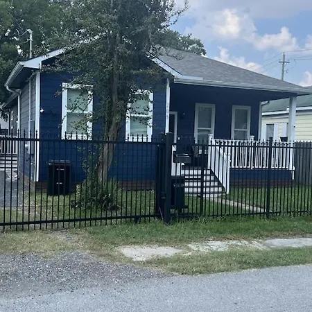 Modern Two Bedroom House / Gated-Parking Downtown-3