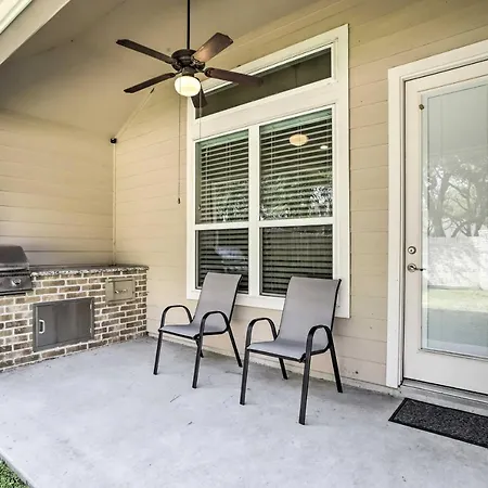Modern Houston Townhome Near The Woodlands-3