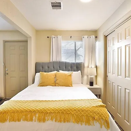 Trendy Montrose Oasis-2