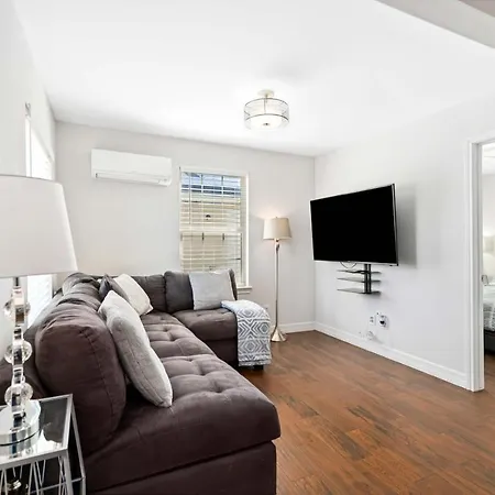 Stunning & Vibrant Apt 7 Min From Tx Med Center-2