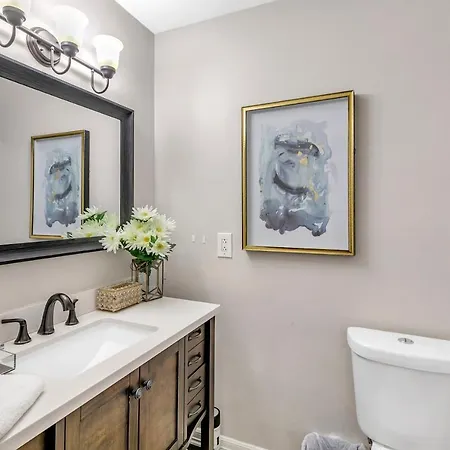 Uptown Midtown Home With Pool, Patio And Balcony Home-2