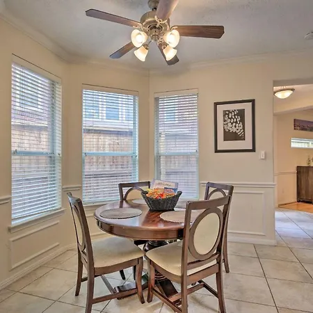 2,500 Sq Ft Townhome - Walk To Central River Oaks!-3