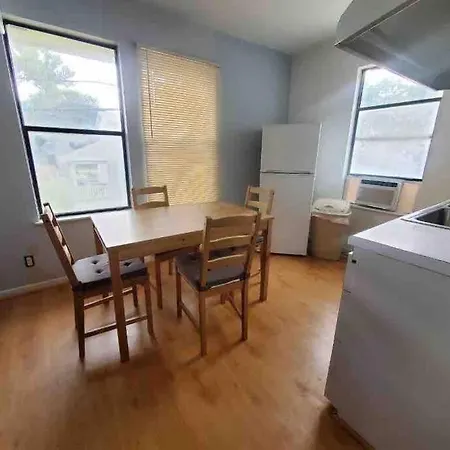 Cheerful One Bedroom Guest House In The Heights!-2