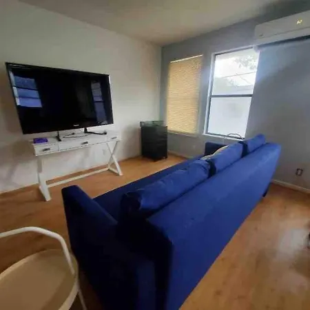 Cheerful One Bedroom Guest House In The Heights!-3