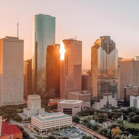 Modern Urban Oasis With Private Parking In Downtown Houston-3