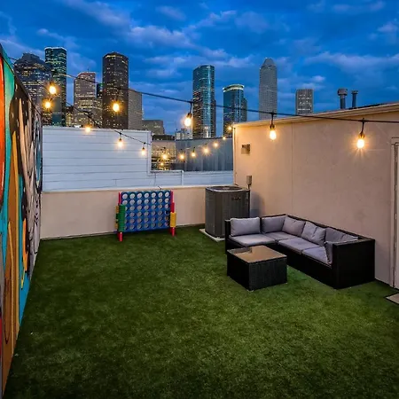 Lavish Downtown Home With Stunning Rooftop Deck Views-2