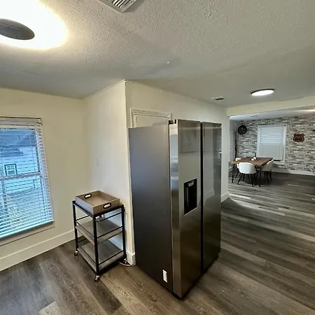 Urban Cowboy Retreat-Sleeps 8 Plus-2