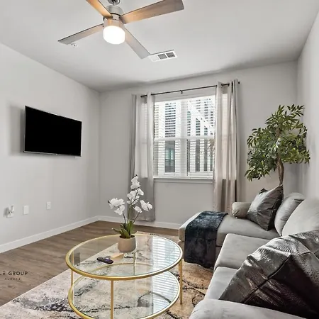 Uptown Houston Luxury King Suite With Spa Amenities, Pool And Free Parking-3
