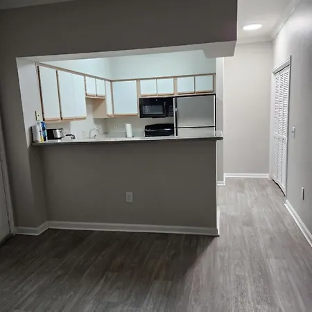 Luxury 1 Bedroom With Swimming Pool By Royal Oak-2