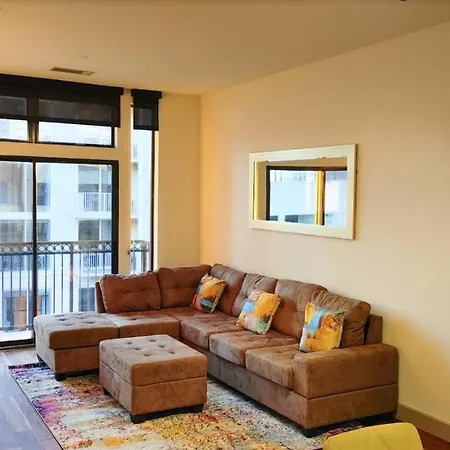 Top Floor Downtown 1X1 Just Feet From Metrorail-3