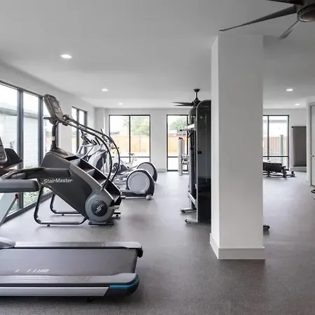 Uptown Houston Luxury King Suite With Spa Amenities, Pool And Free Parking-2