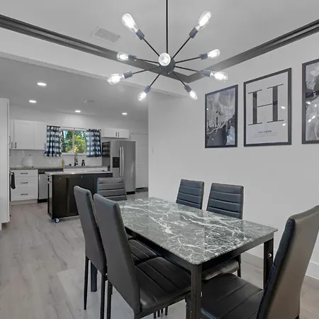 Modern Oasis - 4Br With Heated Pool/Hot Tub Villa-3