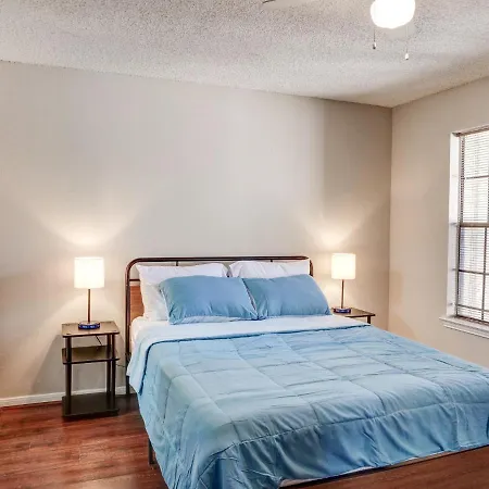Lovely 2 Bedroom, 1 Bath Condo With Pools And Gym.-3