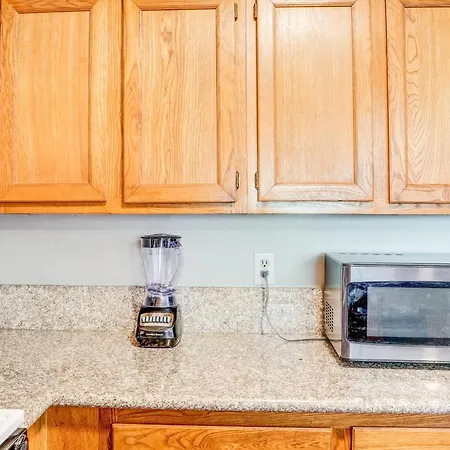 Lovely 2 Bedroom, 1 Bath Condo With Pools And Gym.-2