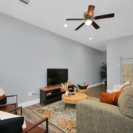 Modern Home Near Nrg Stadium-3