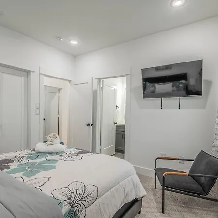 Cozy Duplex Mins To Dt/ Mctr, Free Wi-Fi/ Parking-2