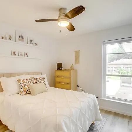 Sleek And Spacious Houston Home With Patio And Yard!-2