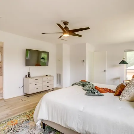 Sleek And Spacious Houston Home With Patio And Yard!-3