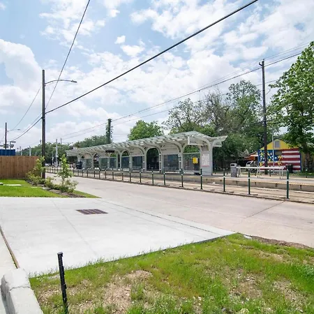 Newly Built Mono Home Downtown/Free Airport Ride-3