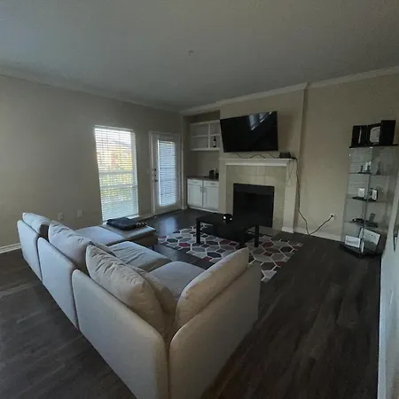 Spacious One Bedroom W Workspace And Patios-3
