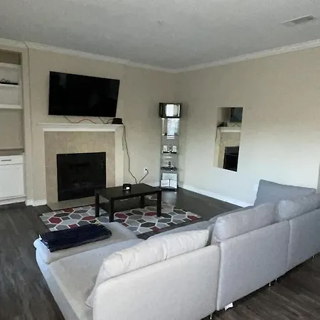 Spacious One Bedroom W Workspace And Patios-2