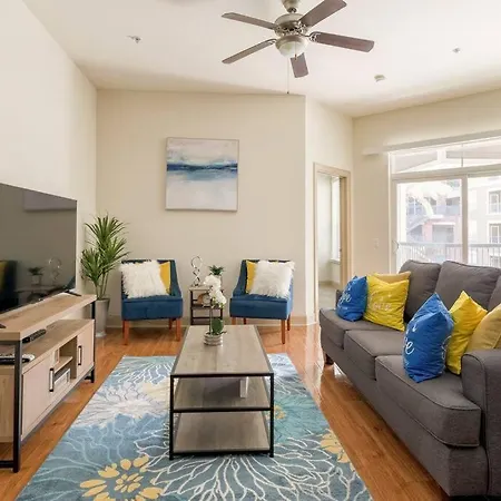 *Luxury 2 Bdrm Unit* Pool View* Amenities.-3