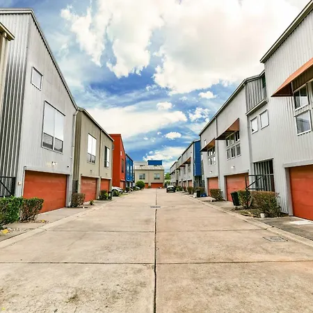 Modern Houston Townhome With Balcony 5 Mi To Dtwn!-3