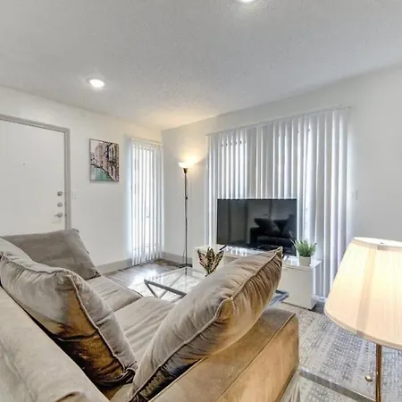 Lux Suite /King Bed /Free Parking/Pool/First Floor-2