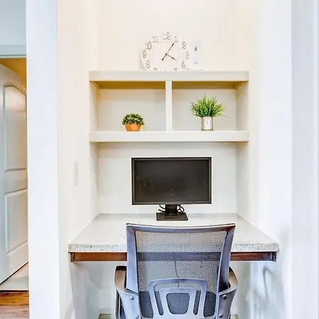 Apt W/Lake View, Pool, Gym, Pet-Friendly, Near Nrg-3