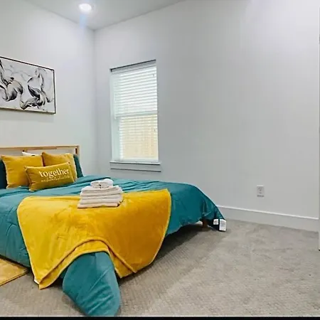 Spacious Luxurious Tri-Level, Minutes To Downtown-2