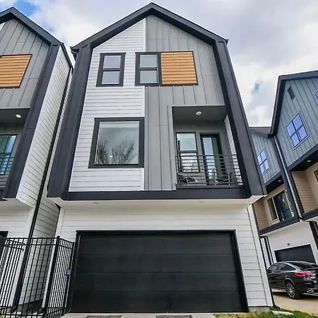 Spacious Luxurious Tri-Level, Minutes To Downtown-3