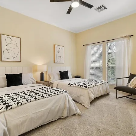 Gorgeous Townhome Next To Downtown-2