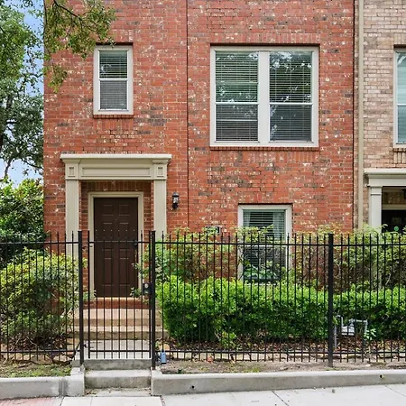 Gorgeous Townhome Next To Downtown-3