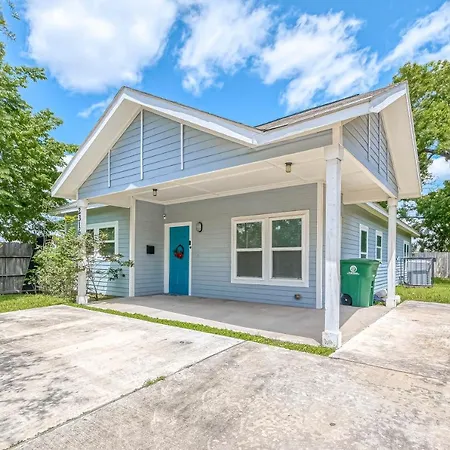 Lovely 2Bed/2Bath Houston Free Parking + Fast Internet-3