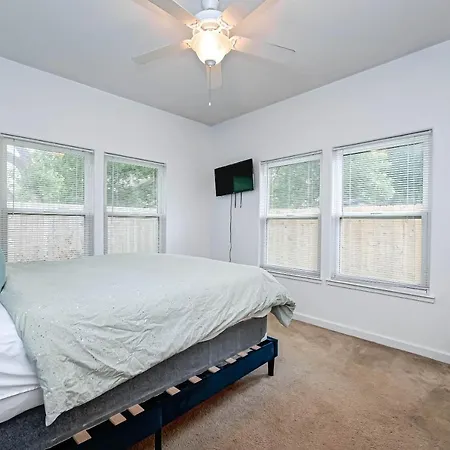 Lovely 2Bed/2Bath Houston Free Parking + Fast Internet-2