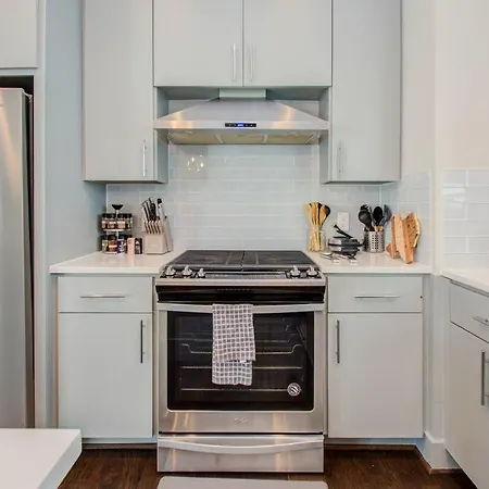 Cozy Downtown Modern Townhome-3