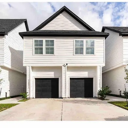 Urban Chic Living Minutes To I-45 And I-610 #B-3