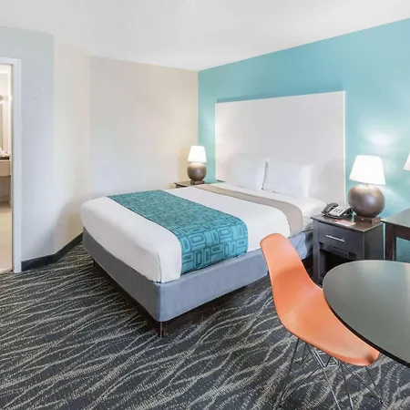 Howard Johnson By Wyndham Houston Hobby Airport-3